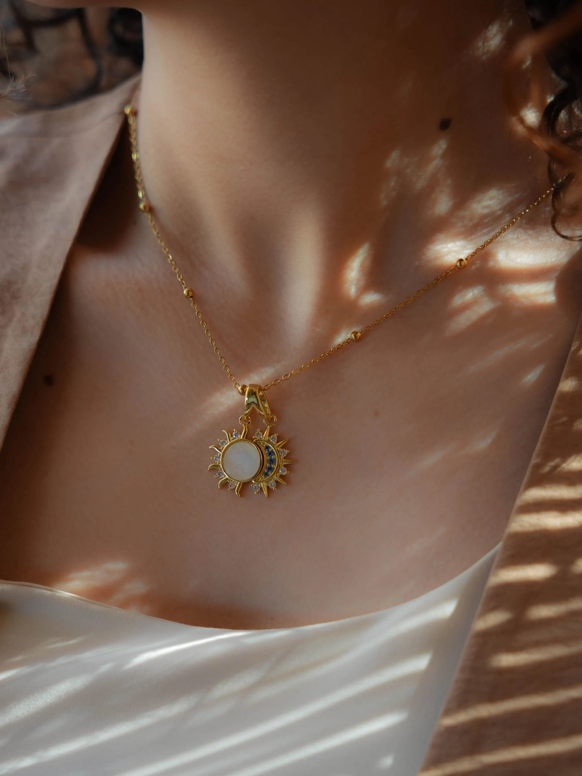 The Soluna Pendant necklace