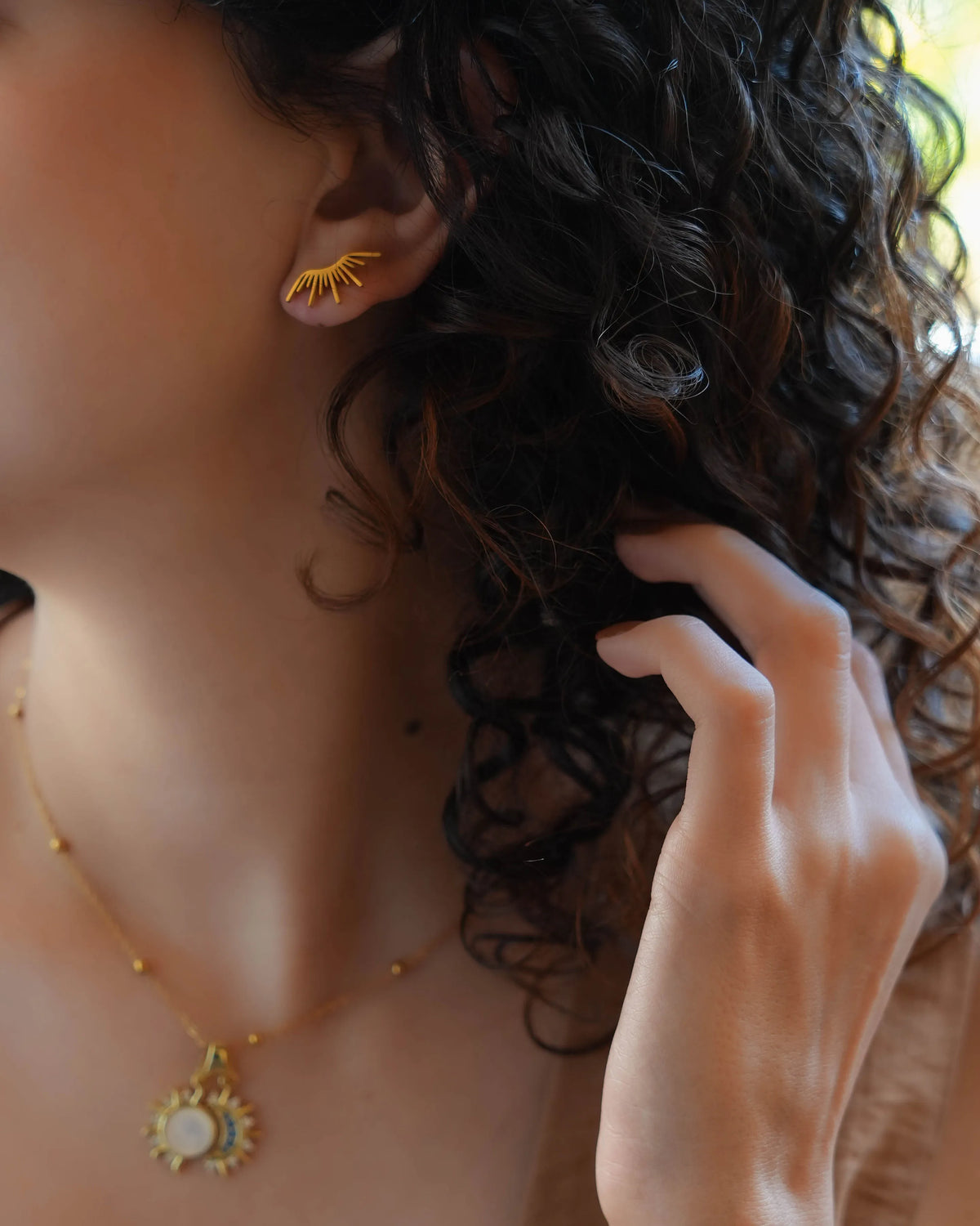 The Soluna Pendant necklace