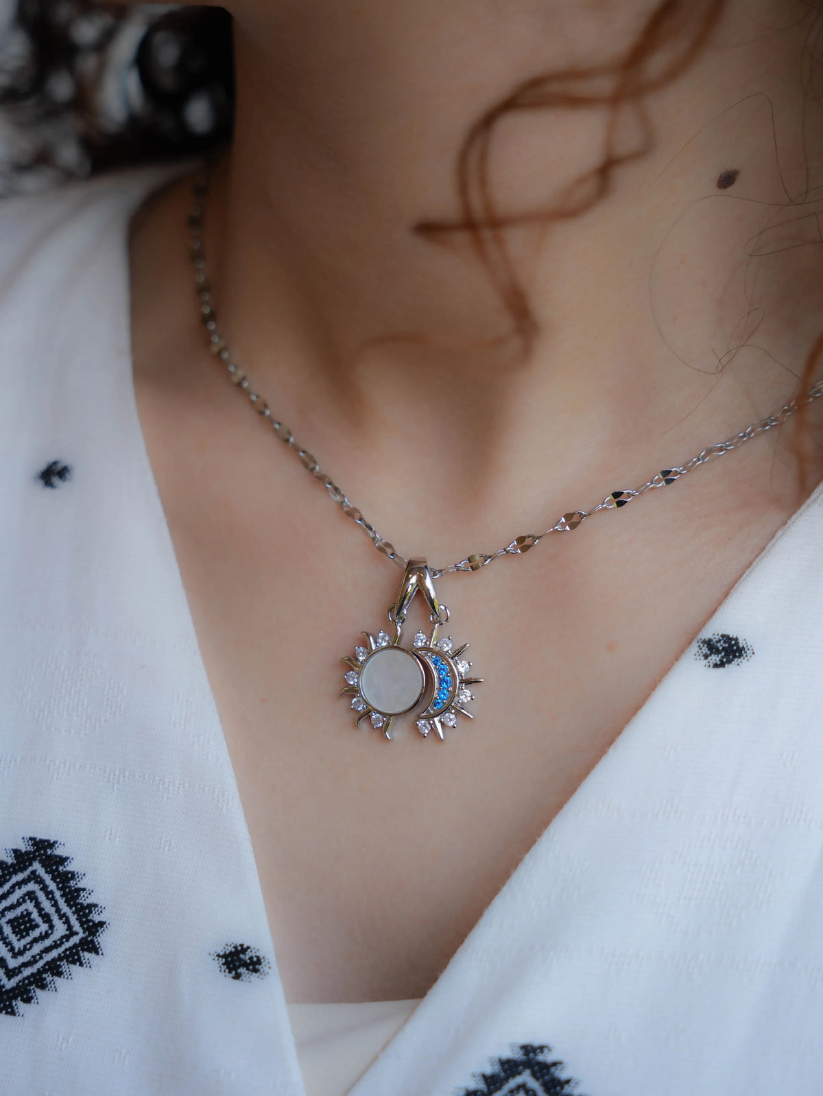 The Soluna Pendant necklace